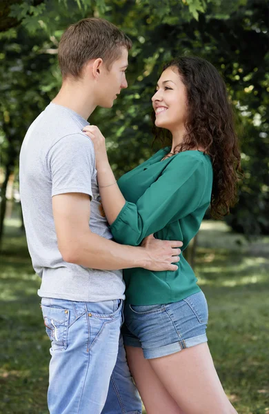 Couple romantique posant dans le parc de la ville, saison estivale, amoureux garçon et fille — Photo