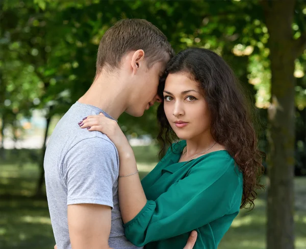 Romantyczna para pozowanie w parku miejskim, w sezonie letnim, miłośników chłopiec i dziewczynka — Zdjęcie stockowe