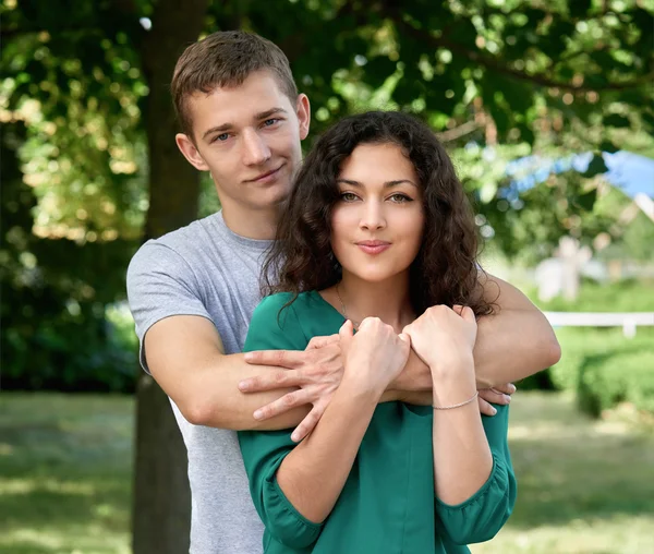 Pareja romántica posando en el parque de la ciudad, temporada de verano, amantes chico y chica — Foto de Stock