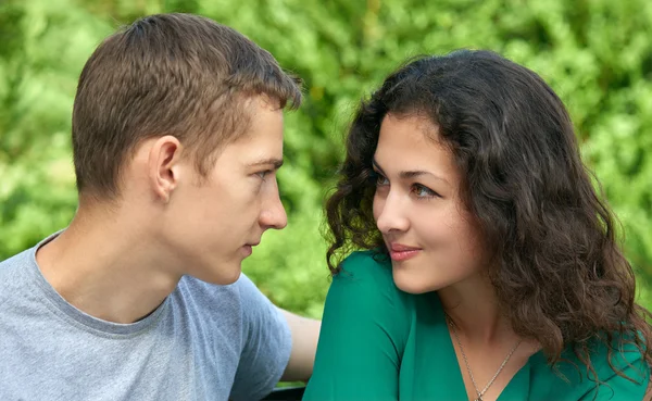 Portret romantic cuplu pozând în parc oraș, sezon de vară, iubitori băiat și fată — Fotografie, imagine de stoc