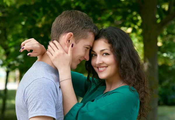Романтический портрет пары в городском парке, летний сезон, влюбленные мальчик и девочка — стоковое фото