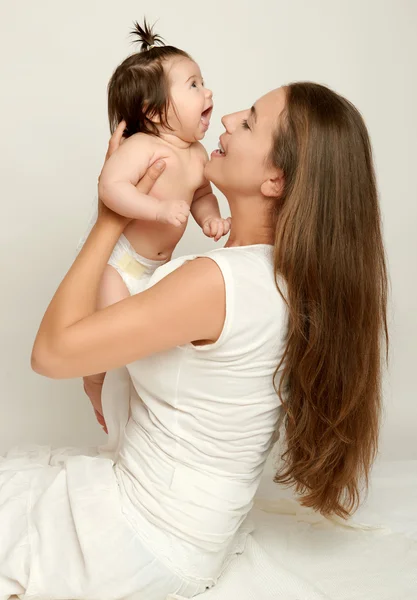 Mutter wirft Baby und küsst, spielt und hat Spaß — Stockfoto