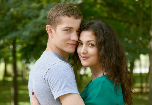 Ρομαντικό ζευγάρι ποζάρει στο πάρκο της πόλης, καλοκαιρινή σεζόν, νέους πίσω πλευρά — Φωτογραφία Αρχείου