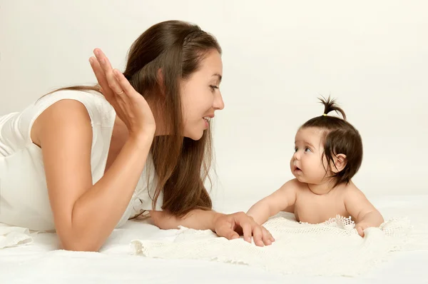 Ściśle matka mówić do dziecka — Zdjęcie stockowe