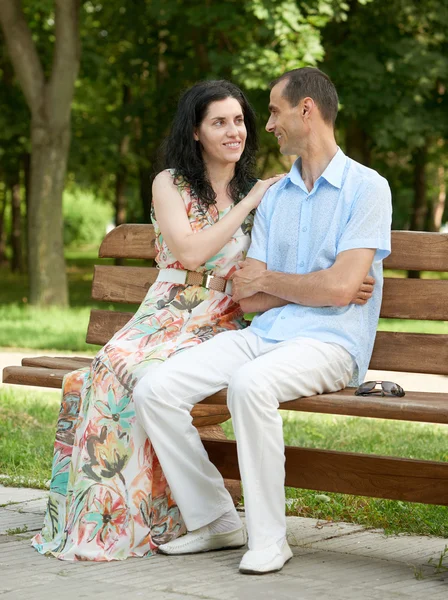 Casal romântico sentar no banco no parque da cidade, temporada de verão, adulto feliz pessoas homem e mulher — Fotografia de Stock