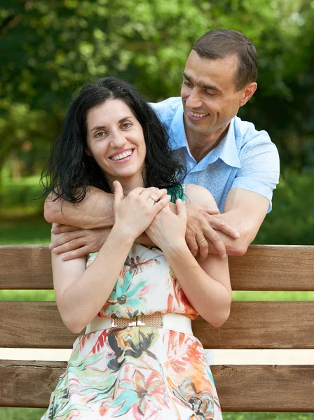 Casal romântico sentar no banco no parque da cidade, temporada de verão, adulto feliz pessoas homem e mulher — Fotografia de Stock