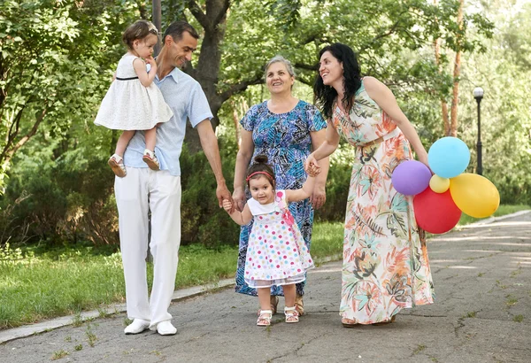 Velká rodina chodit v létě městský park, rodiče s dítětem a babička, letní sezóny, zelené trávy a stromů — Stock fotografie