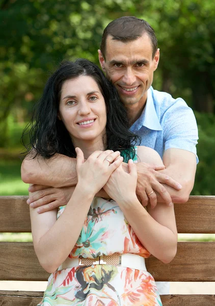 Romantische paar zitten op bankje in stadspark, zomerseizoen, volwassen gelukkige mensen man en vrouw — Stockfoto