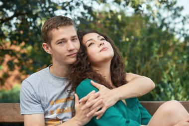 Şehir Parkı, yaz sezonu, aşık oğlan ve kız poz Romantik Çift