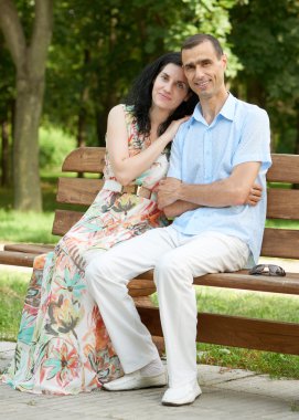 Romantik Çift Şehir Parkı, yaz sezonu, Yetişkin mutlu insanlar adam ve kadın bankta oturmak