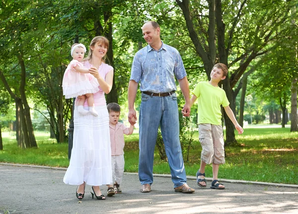 Glücklich Familie Spaziergang im Stadtpark, Gruppe von fünf Personen, Sommersaison, Kind und Eltern — Stockfoto