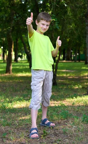 Teenager-Porträt zeigt beste Geste im Sommer — Stockfoto