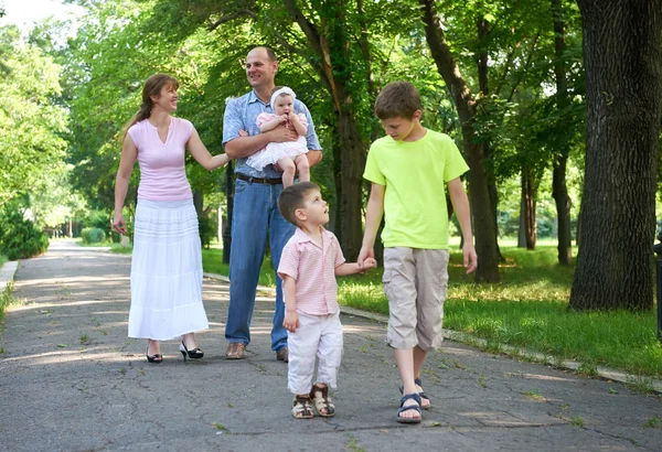 Glücklich Familie Spaziergang im Stadtpark, Gruppe von fünf Personen, Sommersaison, Kind und Eltern — Stockfoto