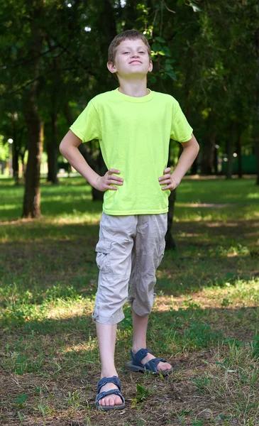 Teenie-Porträt wie ein Superman, der im Sommer im Freien posiert — Stockfoto