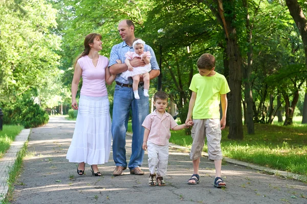 Família feliz andando no parque da cidade, grupo de cinco pessoas, temporada de verão, criança e pai — Fotografia de Stock