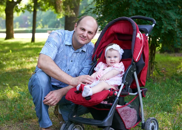 Šťastný otec s baby girl portrét v městském parku, letní sezóny, dítě a rodič — Stock fotografie