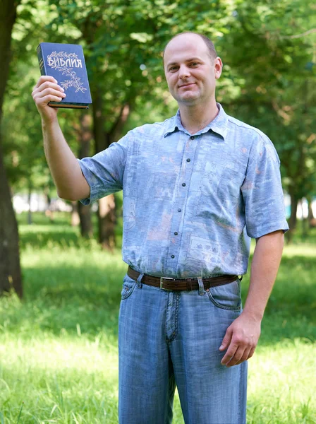Mann mit der Bibel in der Hand — Stockfoto