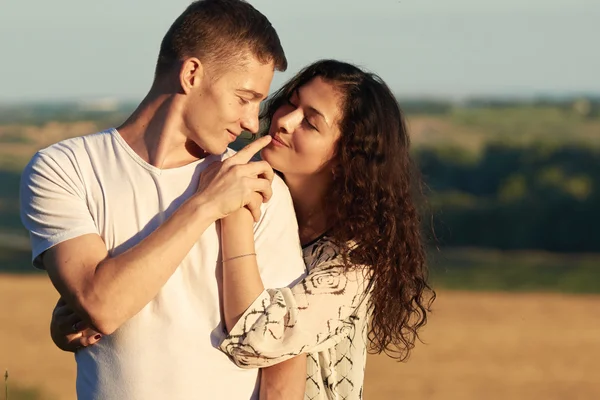 Joven pareja posando alto en país al aire libre, romántica gente amor concepto, verano temporada — Foto de Stock