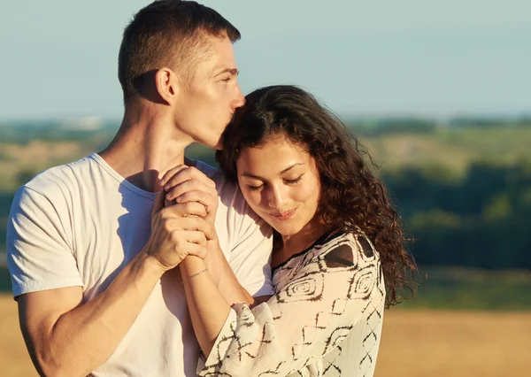 Glada unga par poserar högt på land utomhus, romantiska människor koncept, sommarsäsongen — Stockfoto