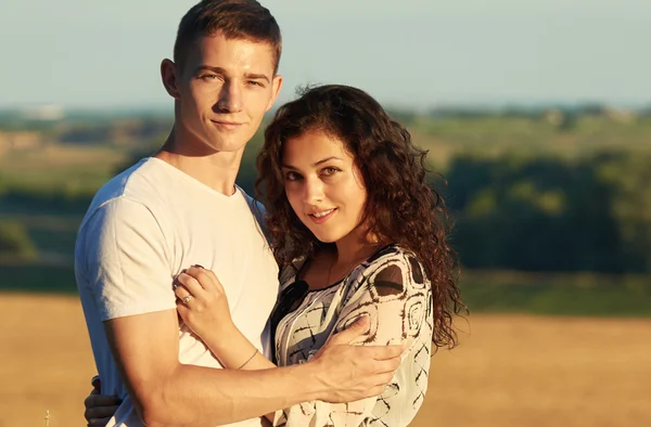 Glückliches junges Paar posiert hoch auf dem Land im Freien, romantische Menschen Konzept, Sommersaison — Stockfoto