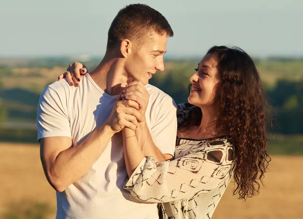 Joven pareja posando alto en país al aire libre, romántica gente amor concepto, verano temporada — Foto de Stock