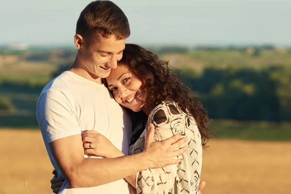 Щаслива молода пара високо позує на кантрі на відкритому повітрі, концепція романтичних людей, літній сезон — стокове фото