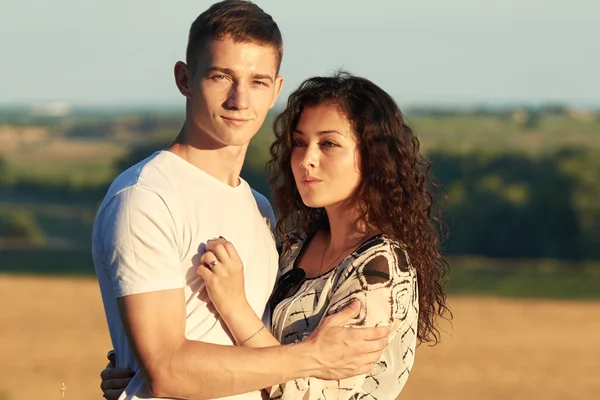 Feliz jovem casal posando alto no país ao ar livre, conceito de pessoas românticas, temporada de verão — Fotografia de Stock