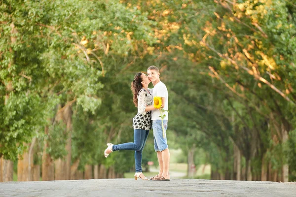 Feliz jovem casal andar na estrada do país ao ar livre, conceito de pessoas românticas, temporada de verão — Fotografia de Stock
