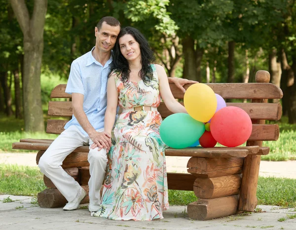 Feliz casal romântico sentar no banco no parque da cidade e posando, temporada de verão, homem e mulher pessoas adultas — Fotografia de Stock