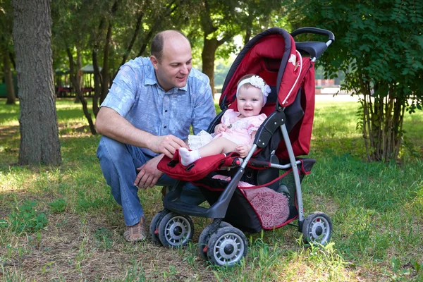 Pai feliz com retrato da menina do bebê no parque da cidade, estação do verão, criança e pai — Fotografia de Stock