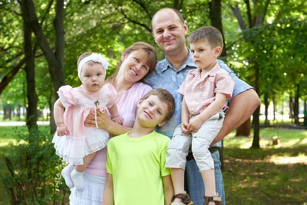 Gelukkig familieportret op outdoor, groep van vijf mensen poseren in stadspark, zomerseizoen, kind en ouder — Stockfoto