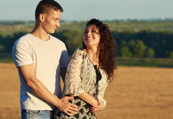 Heureux jeune couple posant haut sur la campagne en plein air, concept de personnes romantiques, saison estivale — Photo