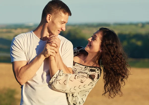 Feliz joven pareja posando alto en país al aire libre, concepto de gente romántica, temporada de verano — Foto de Stock