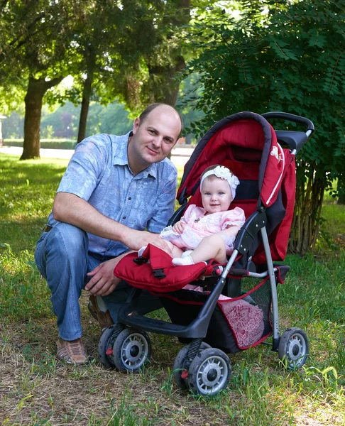 Šťastný otec s baby girl portrét v městském parku, letní sezóny, dítě a rodič — Stock fotografie