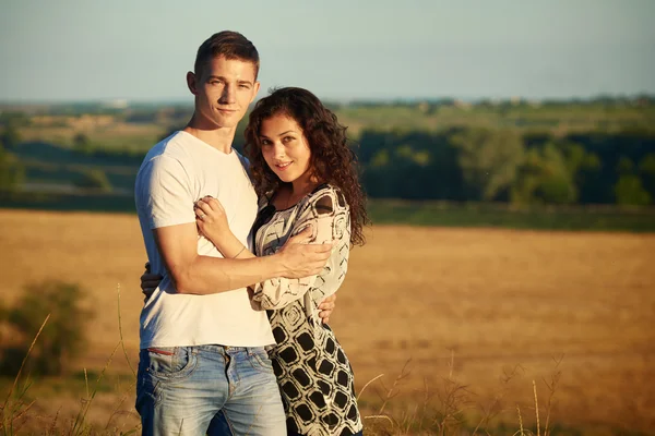 Feliz jovem casal posando alto no país ao ar livre, conceito de pessoas românticas, temporada de verão — Fotografia de Stock