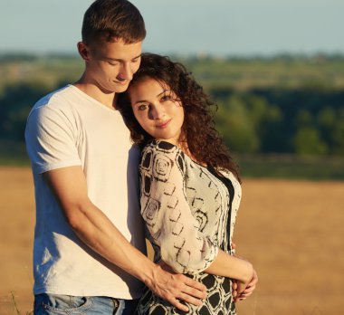 mutlu genç çift poz yüksek ülke açık Tarih, romantik insanlar kavramı, yaz sezonu