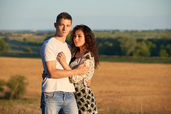 Feliz joven pareja posando alto en país al aire libre, concepto de gente romántica, temporada de verano — Foto de Stock