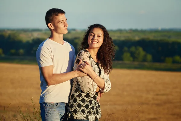 Heureux jeune couple posant haut sur la campagne en plein air, concept de personnes romantiques, saison estivale — Photo