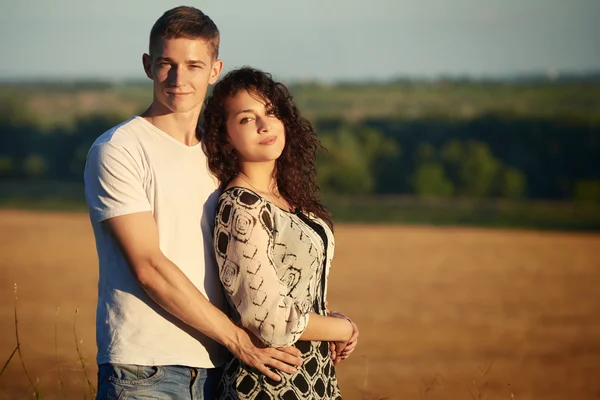 Feliz joven pareja posando alto en país al aire libre, concepto de gente romántica, temporada de verano — Foto de Stock