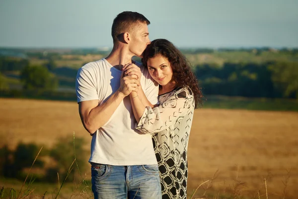 Heureux jeune couple posant haut sur la campagne en plein air, concept de personnes romantiques, saison estivale — Photo