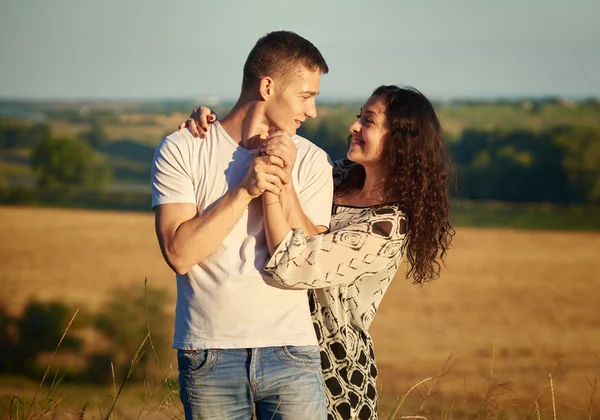 Mladý pár vystupují vysoko na zemi venkovní, romantické lidé milují koncept, letní sezóny — Stock fotografie