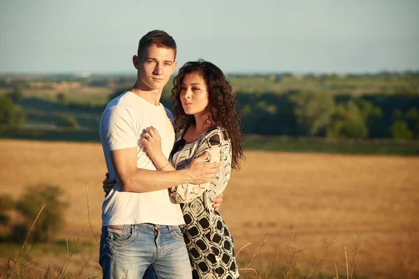 Boldog fiatal pár jelentő szabadtéri ország nagy, romantikus emberek koncepció, a nyári szezonban — Stock Fotó