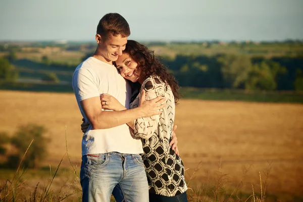 Feliz joven pareja posando alto en país al aire libre, concepto de gente romántica, temporada de verano — Foto de Stock