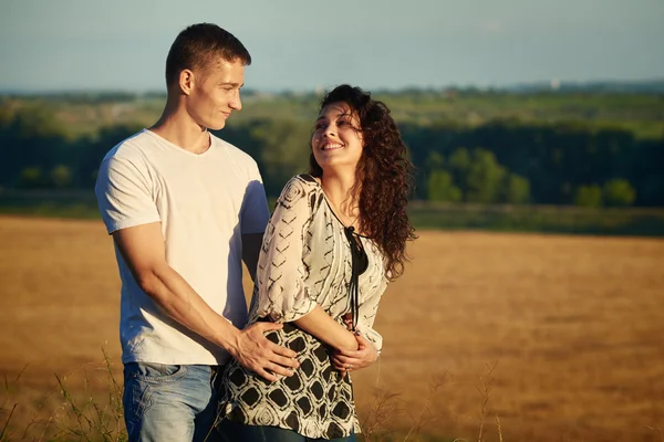 Feliz joven pareja posando alto en país al aire libre, concepto de gente romántica, temporada de verano — Foto de Stock