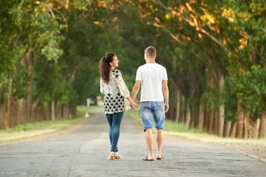 mutlu genç çift ülke yol açık, romantik insanlar konsepti üzerinde yaz sezonu yürümek.