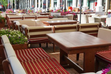 Şehir, masa ve sandalye şemsiye, yaz sezonu, hiçbir kişi altında boş sokak kafe iç