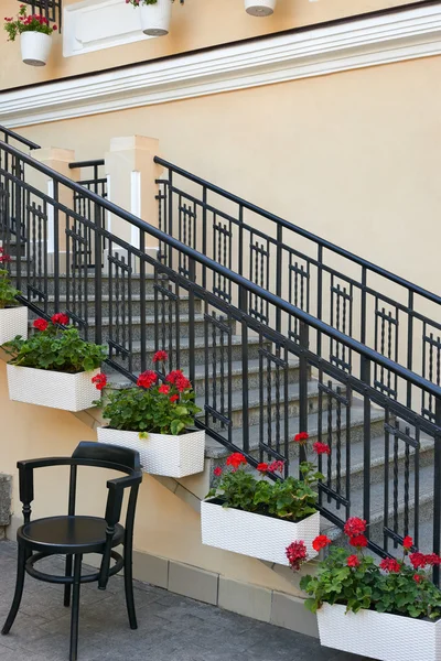 Stairs to street cafe in city, tables and chairs, ornate with flowers, summer season, no people — Stock Photo, Image