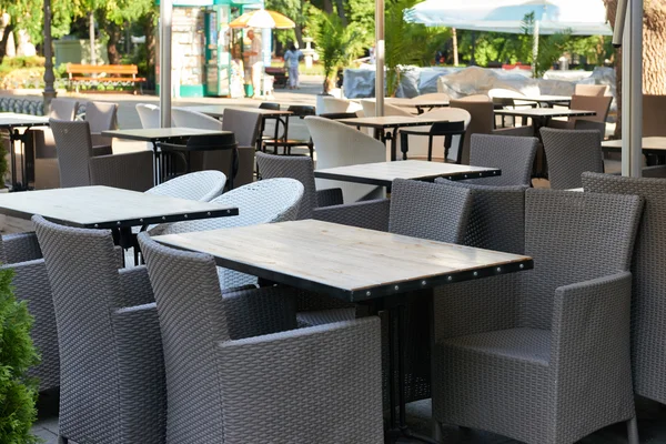 Интерьер уличного кафе в городе без людей, столы и стулья, летний сезон — стоковое фото