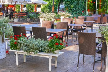 Yaz sokak kafe iç yeşil şehir Park, çiçekler ve dekoratif öğeler ile süslü