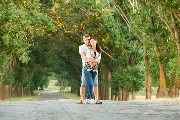 Mutlu genç çift ülke yol açık, romantik insanlar konsepti üzerinde yaz sezonu yürümek. — Stok fotoğraf